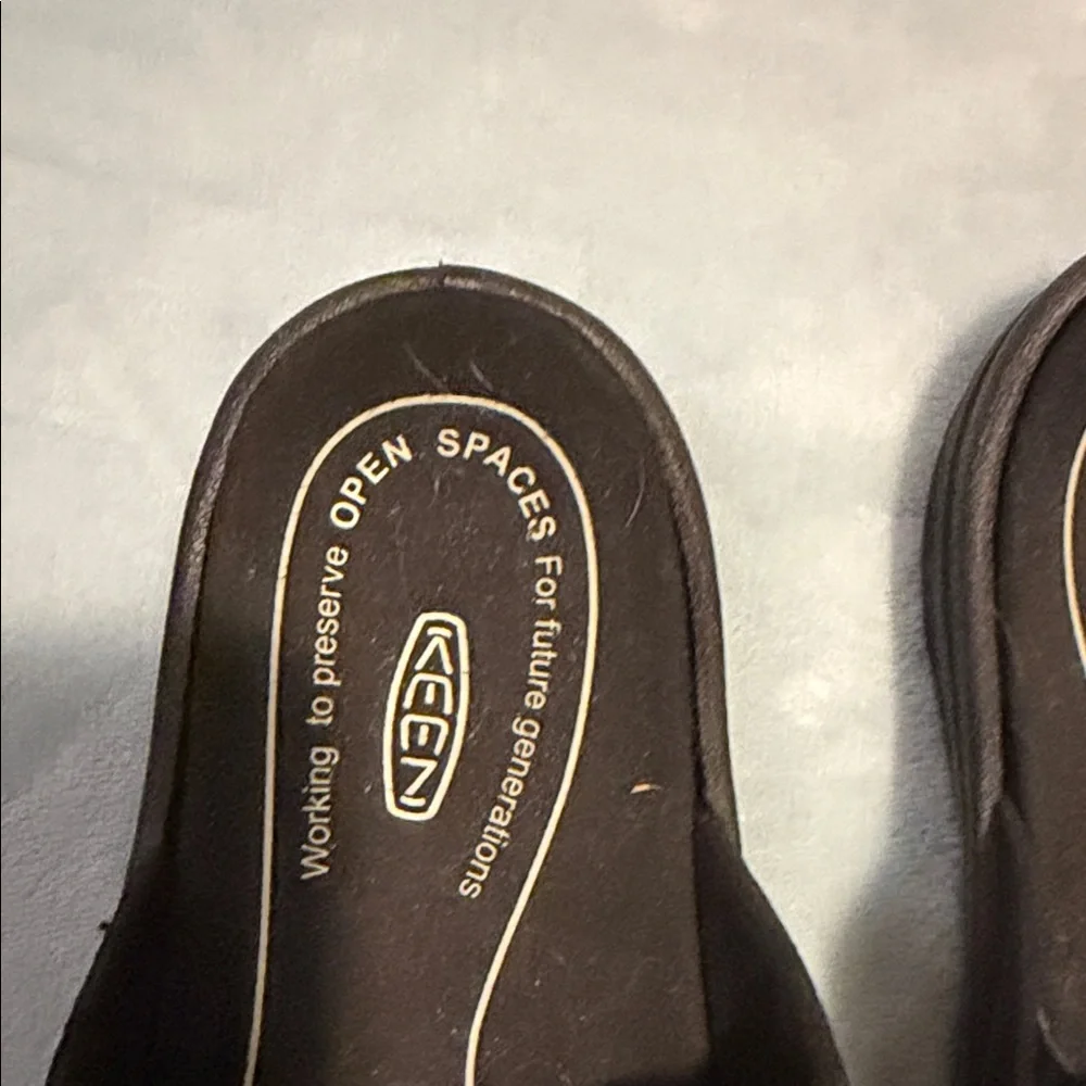 KEEN Men's Black Woven Slip-On Sandals Like New‎